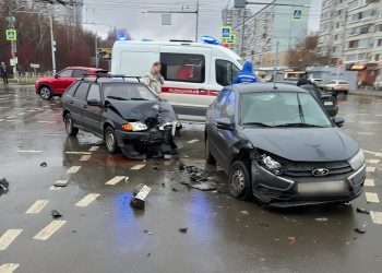 Две «Лады» столкнулись на перекрёстке в Новом городе