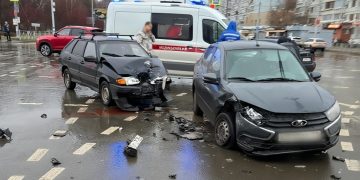 Две «Лады» столкнулись на перекрёстке в Новом городе