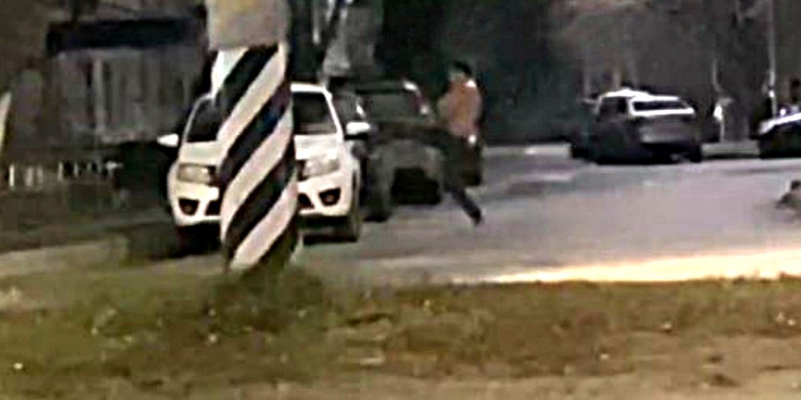 Пинавший машины полураздетый дебошир задержан в Ульяновске