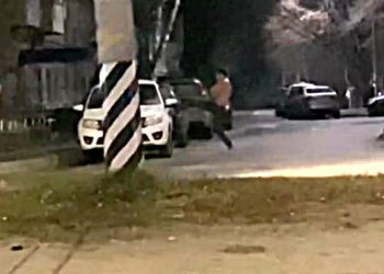 Пинавший машины полураздетый дебошир задержан в Ульяновске