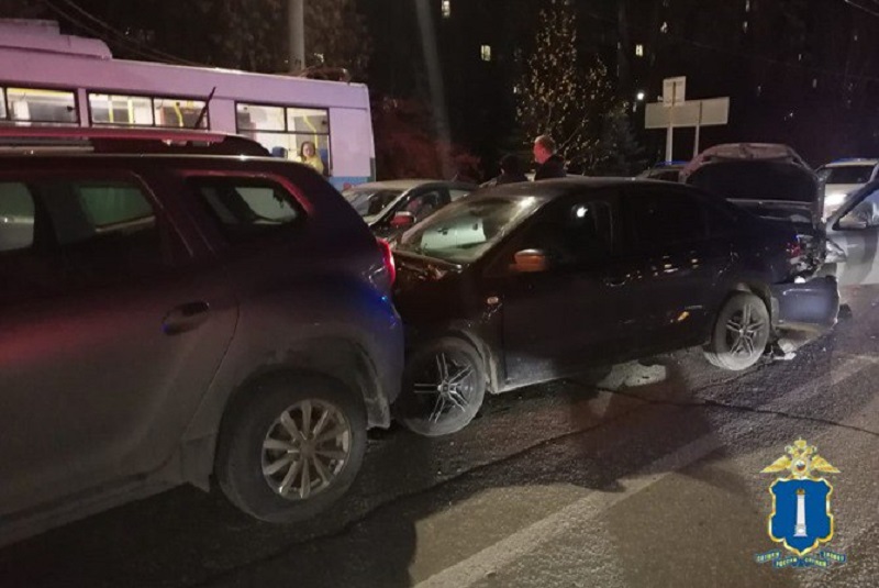 «Лада Гранта» протаранила две иномарки в Заволжском районе Ульяновска