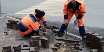 Брусчатку на Гончарова перекладывают в рамках ремонта городских территорий
