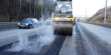На Майской горе в Ульяновске ликвидируют колейность с применением новой техники
