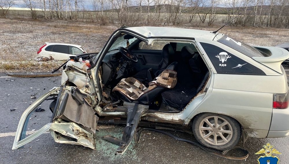 Две «Лады» жёстко столкнулись лоб в лоб на трассе в Радищевском районе