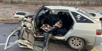 Две «Лады» жёстко столкнулись лоб в лоб на трассе в Радищевском районе