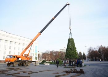 На Соборной в Ульяновске монтируют 20-метровую новогоднюю елку с масштабной иллюминацией