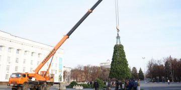 На Соборной в Ульяновске монтируют 20-метровую новогоднюю елку с масштабной иллюминацией