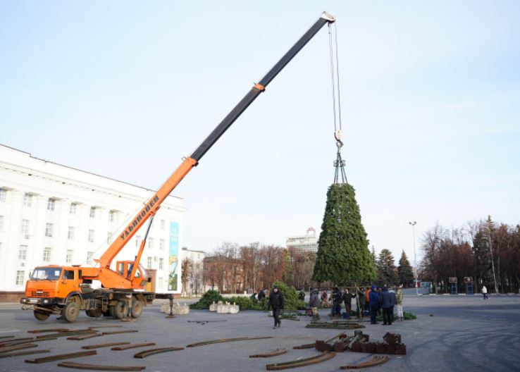 На Соборной в Ульяновске монтируют 20-метровую новогоднюю елку с масштабной иллюминацией