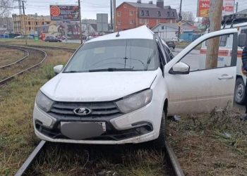 «Гранта» с молодым водителем протаранила столб на севере Ульяновска