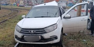 «Гранта» с молодым водителем протаранила столб на севере Ульяновска