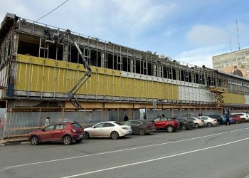 На здании ульяновского ЦУМа обнаружили катастрофически аварийный парапет