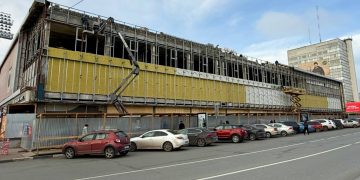 На здании ульяновского ЦУМа обнаружили катастрофически аварийный парапет