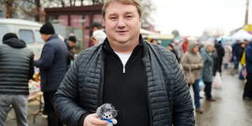 Мэр Ульяновска ушёл с ярмарки с ёжиком