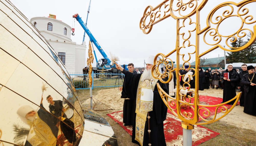 На Спасский храм в Ляховке вернулись купола и кресты