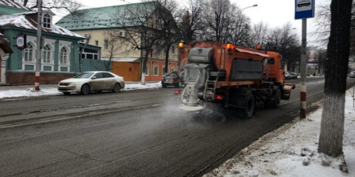 На улицы Ульяновска вышла спецтехника для борьбы с гололёдом
