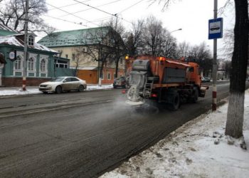 На улицы Ульяновска вышла спецтехника для борьбы с гололёдом