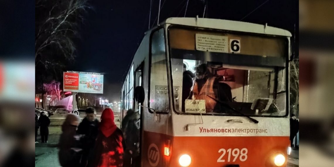 Чёртову дюжину «зайцев» поймали на остановке «Улица Полбина» в Ульяновске