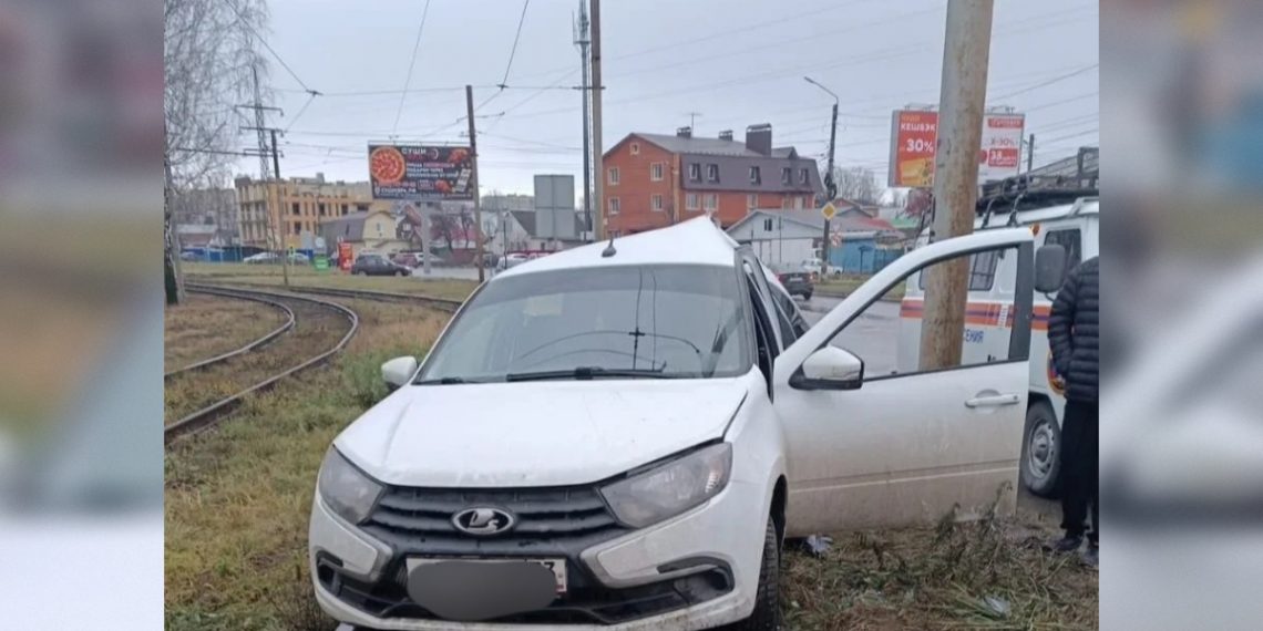 На Репина в Ульяновске автомобиль врезался в столб и заблокировал трамвайные пути