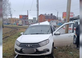 На Репина в Ульяновске автомобиль врезался в столб и заблокировал трамвайные пути