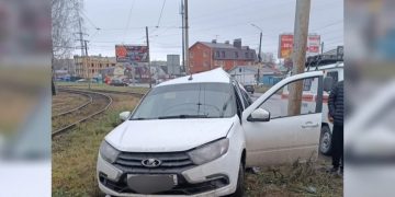 На Репина в Ульяновске автомобиль врезался в столб и заблокировал трамвайные пути