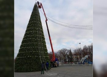 В Ульяновске появляются первые новогодние украшения