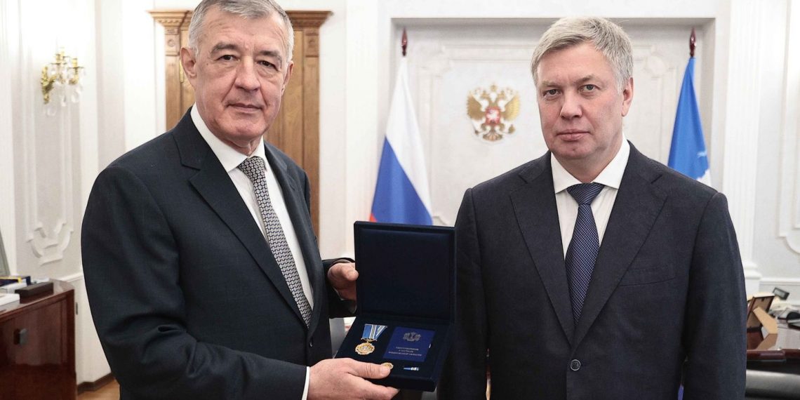 Русских вручил Хуртину региональный знак отличия