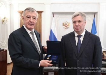 Русских вручил Хуртину региональный знак отличия