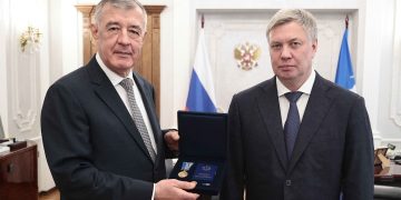 Русских вручил Хуртину региональный знак отличия