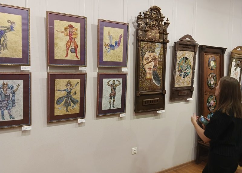 В Ульяновске открылась выставка главного художника театра кукол