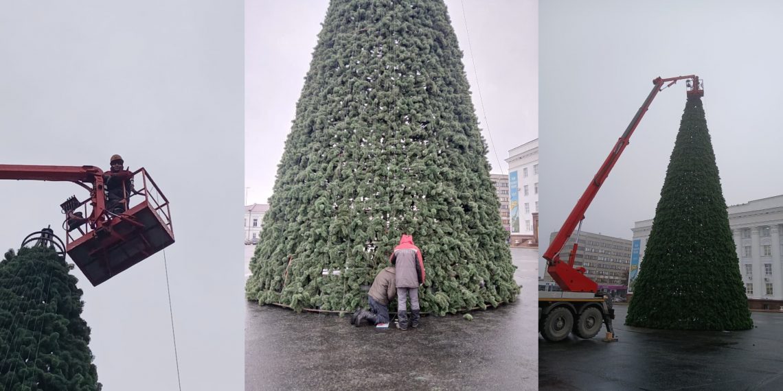 На Соборной площади в Ульяновске украшают главную новогоднюю ёлку