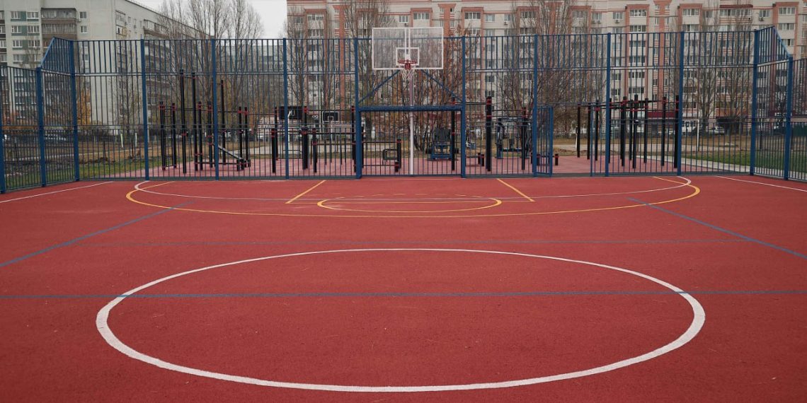 Алексей Русских открыл обновленную спортивную площадку в Заволжье