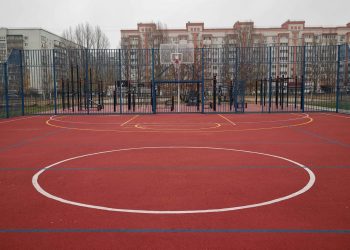 Алексей Русских открыл обновленную спортивную площадку в Заволжье