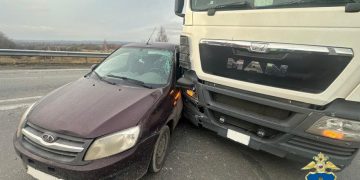 «Гранта» и фура столкнулись на подъезде к Ульяновску