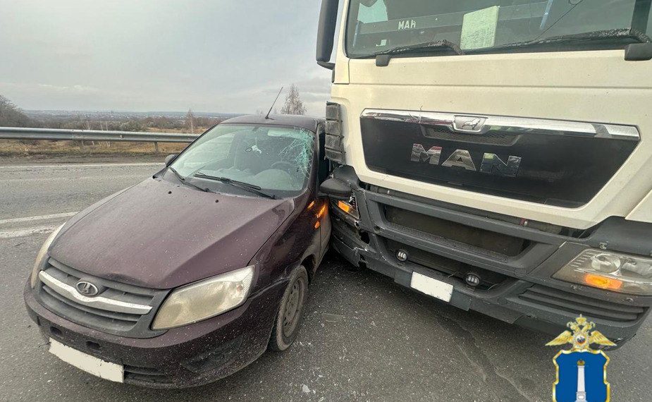 «Гранта» и фура столкнулись на подъезде к Ульяновску