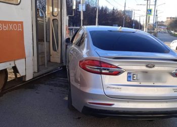 Ford с грузинскими номерами протаранил трамвай в Ульяновске