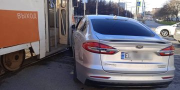 Ford с грузинскими номерами протаранил трамвай в Ульяновске