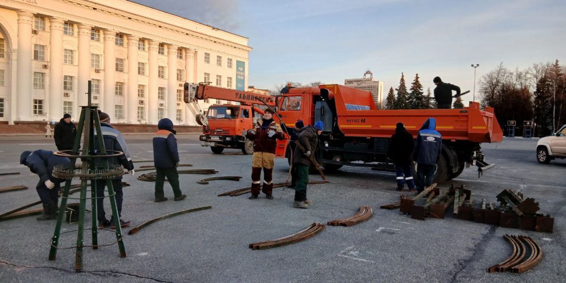 На Соборной площади в Ульяновске приступили к монтажу главной новогодней ёлки