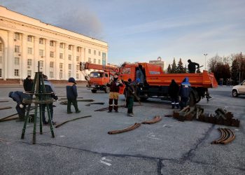 На Соборной площади в Ульяновске приступили к монтажу главной новогодней ёлки