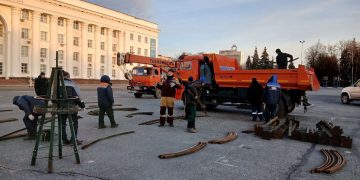 На Соборной площади в Ульяновске приступили к монтажу главной Новогодней ёлки