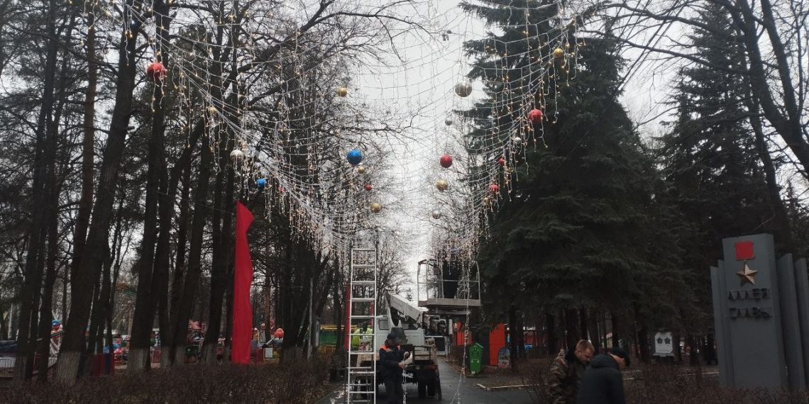 Парк Победы в Ульяновске украшают световым потолком и гигантскими шарами