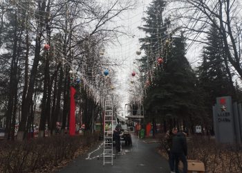 Парк Победы в Ульяновске украшают световым потолком и гигантскими шарами