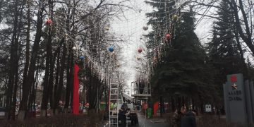 Парк Победы в Ульяновске украшают световым потолком и гигантскими шарами