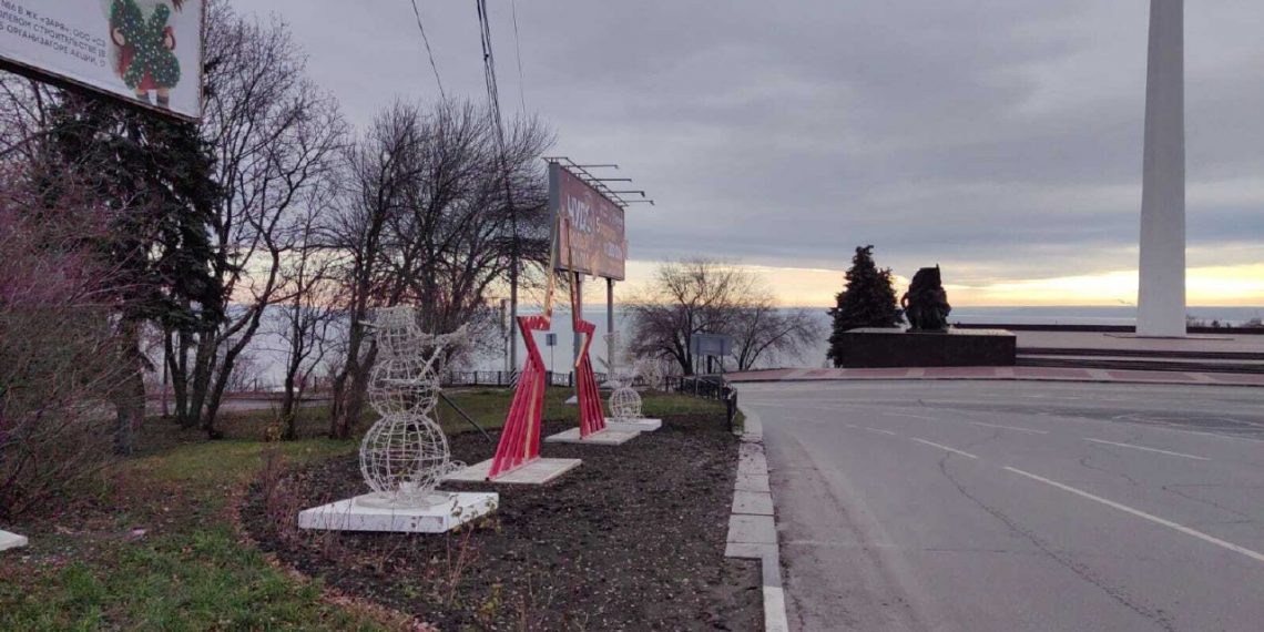 В центре Ульяновска установили световые фигуры снеговиков