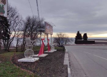 В центре Ульяновска установили световые фигуры снеговиков