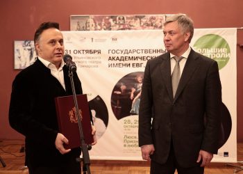 Русских наградил Крока за гастроли Вахтанговского театра в Ульяновске