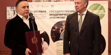 Русских наградил Крока за гастроли Вахтанговского театра в Ульяновске