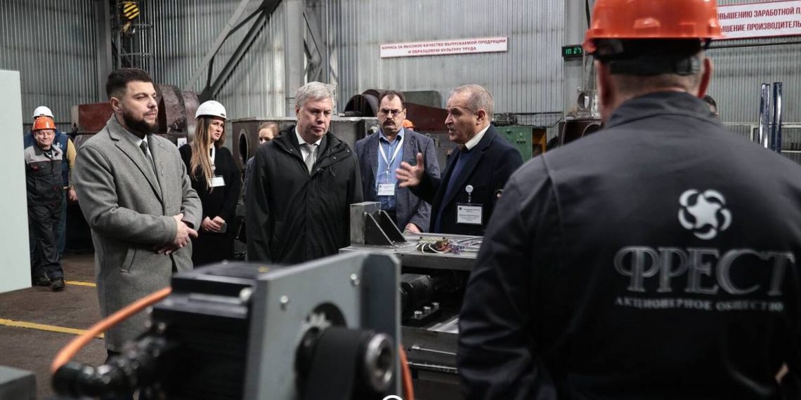 Ульяновский «ФРЕСТ» представил губернатору новый фрезерный станок собственной разработки