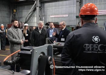 Ульяновский «ФРЕСТ» представил губернатору новый фрезерный станок собственной разработки