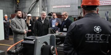 Ульяновский «ФРЕСТ» представил губернатору новый фрезерный станок собственной разработки