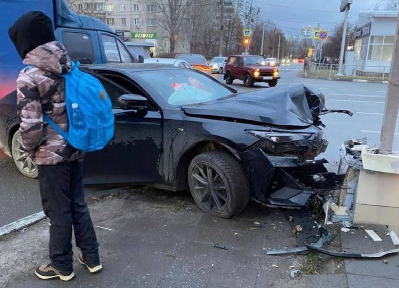 Audi и Changan не смогли разъехаться на светофоре в Ульяновске